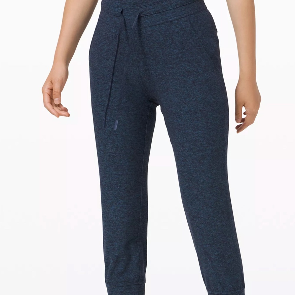 NWOT LULULEMON Ready to Rule Crop Size 8